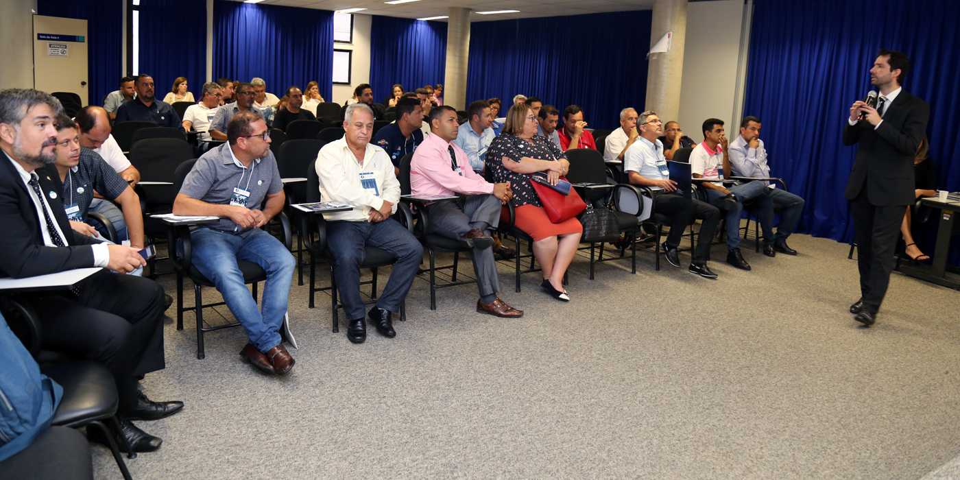 O assessor da Presidência fez a primeira palestra da visita guiada (Foto: Su Bernardes)